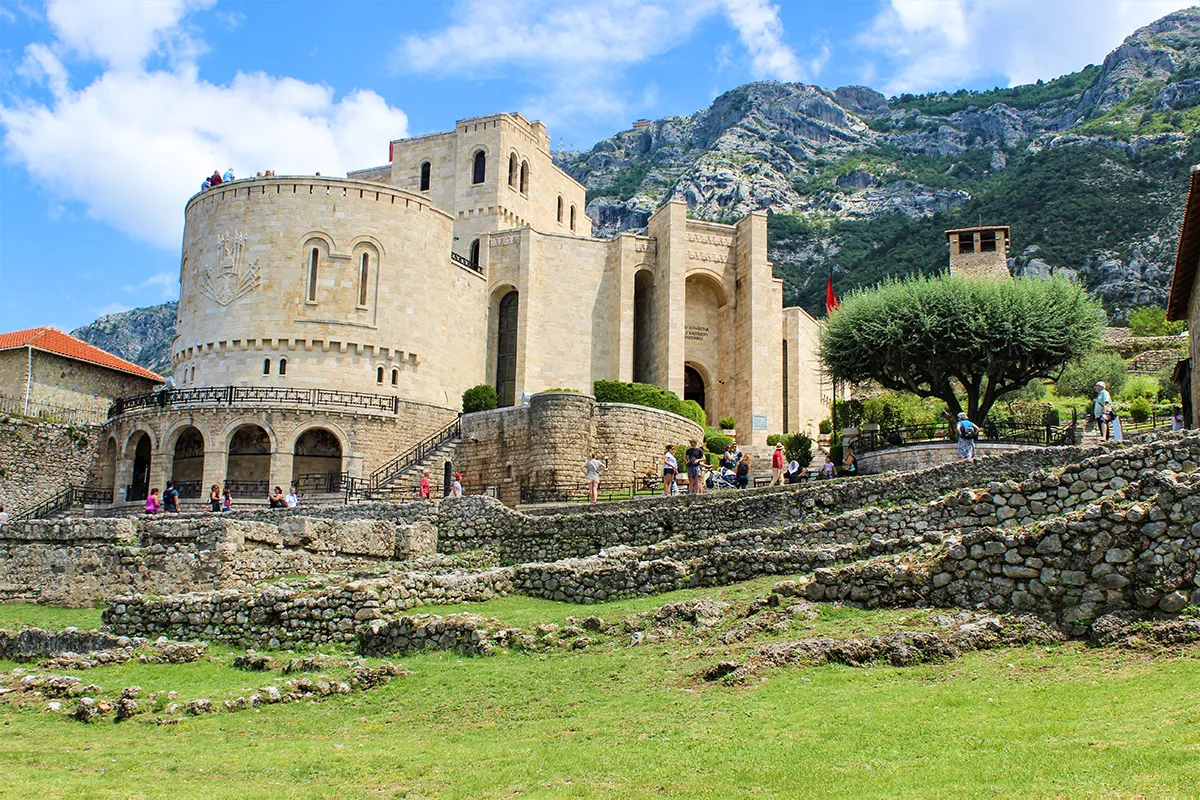Bighellonando in Albania
